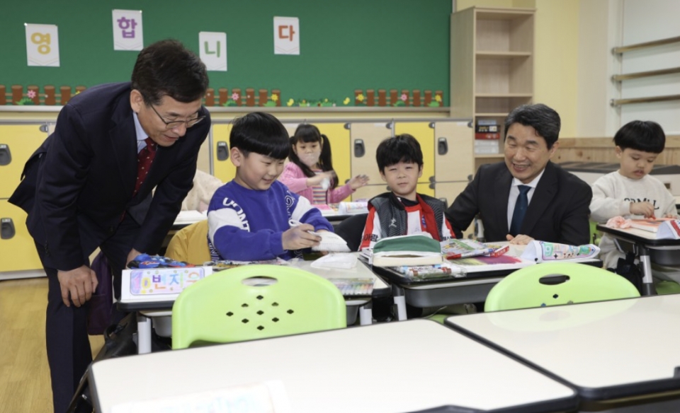 이주호 교육부장관이 충북 진천 상신초등학교 늘봄학교 현장을 방문했다.